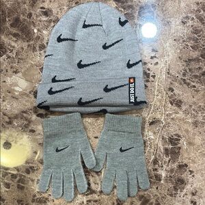 New w/o tag. Nike Gray Knit Gloves with Embroidered Swoosh